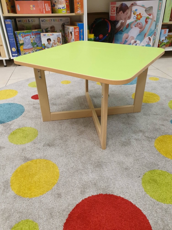 Gyermekasztal állítható lábbal, lekerekített élzárással 65x65 cm, zöld